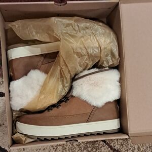 Koolaburra Brown Ankle Boots with White Fur Trim
